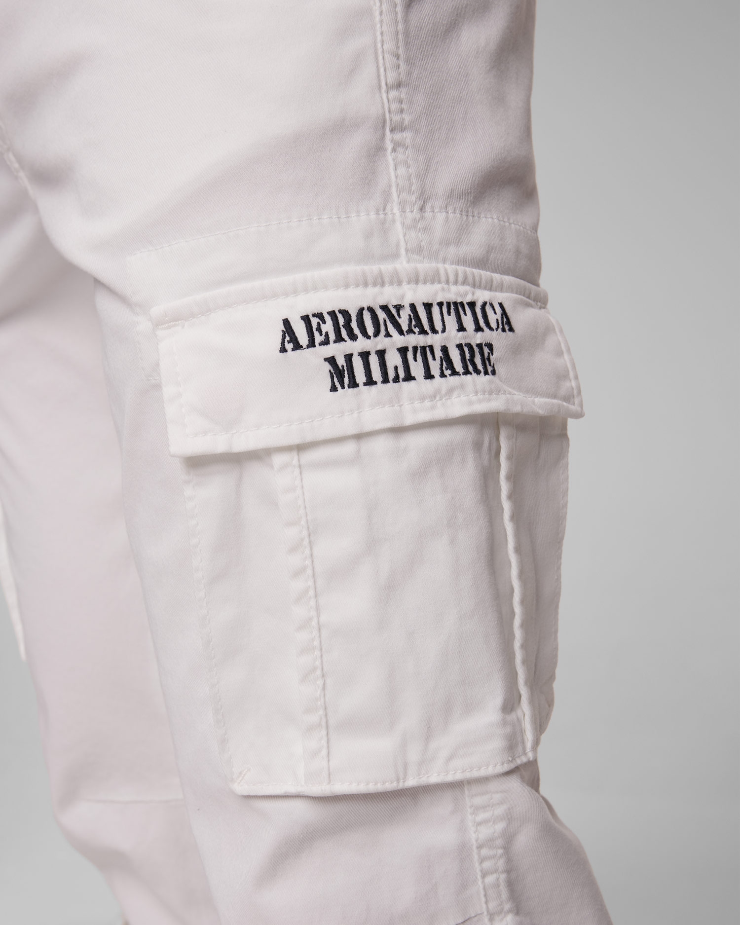 Bílé pánské kapsáčové kalhoty Aeronautica Militare