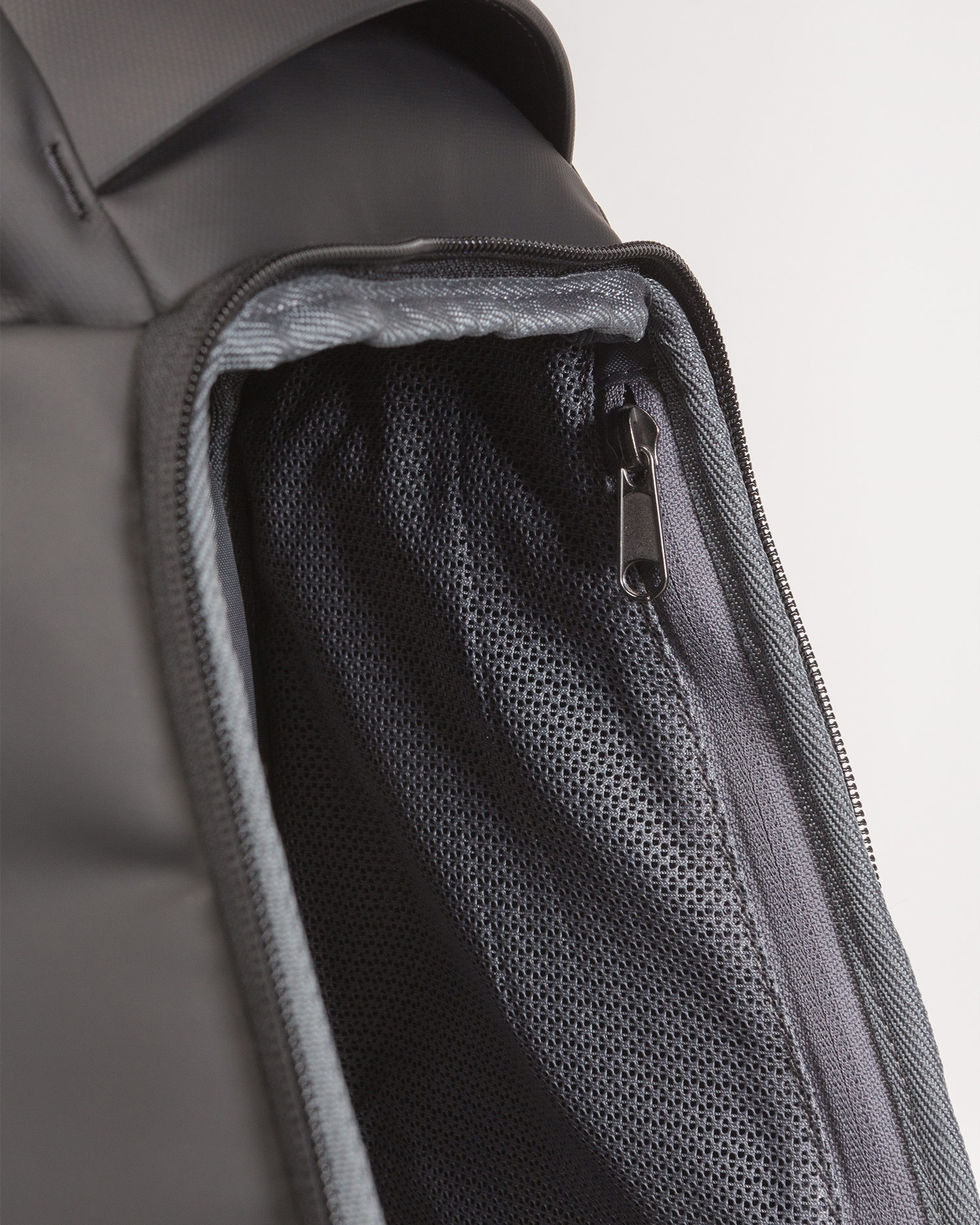 Černý batoh Db Hugger Backpack 30L