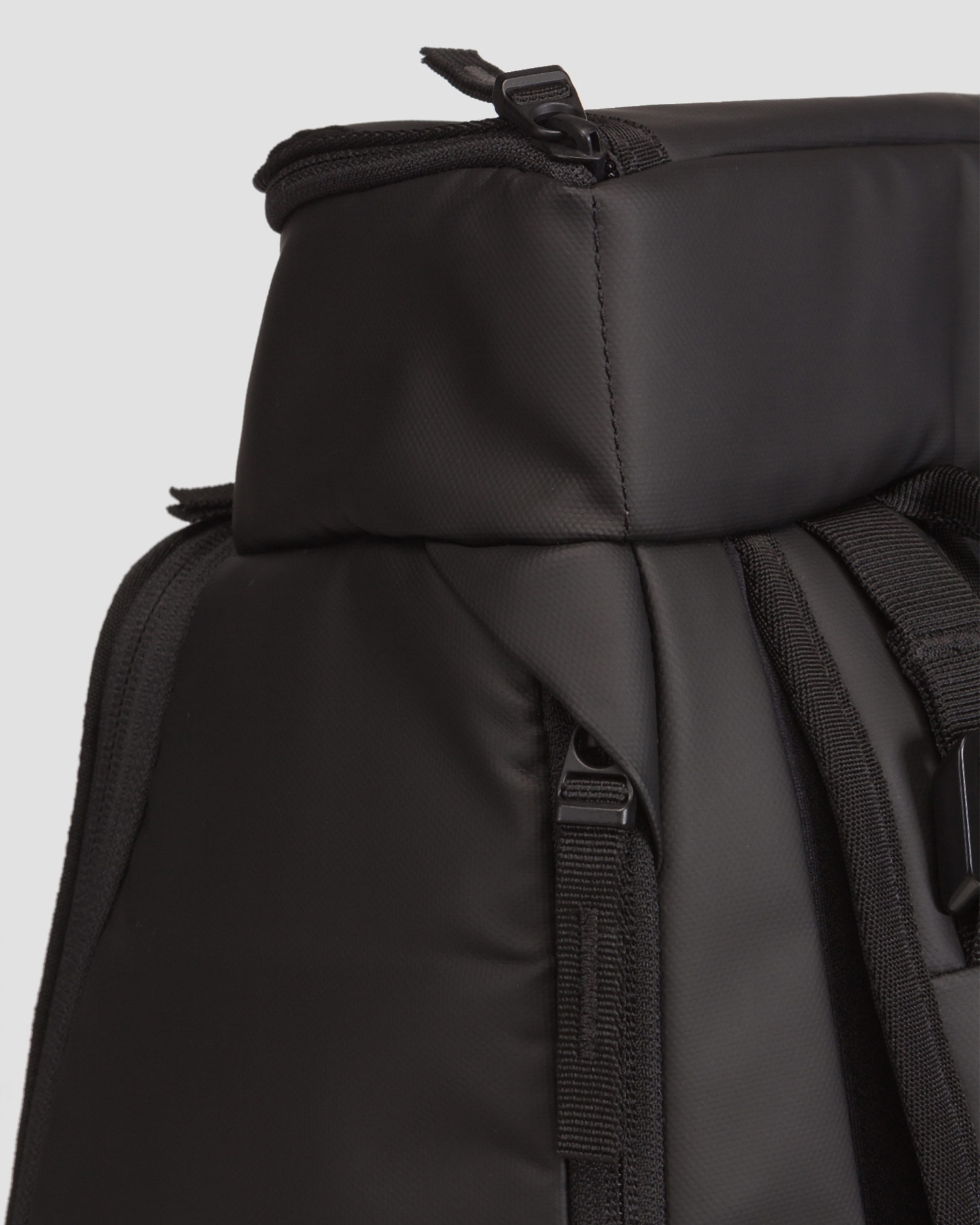 Černý batoh Db Hugger Backpack 30L