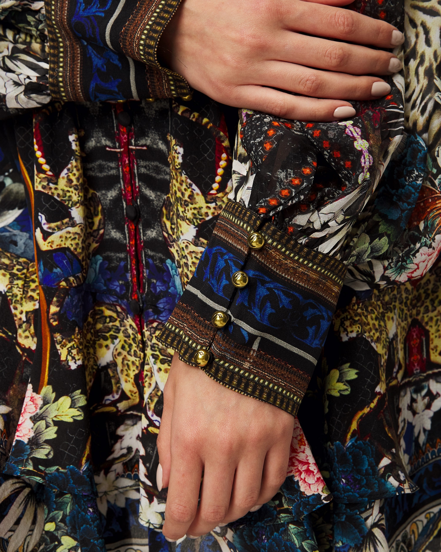 Hedvábné šaty Camilla HOLLYWOOD HEIST BUTTON FRONT FRILL