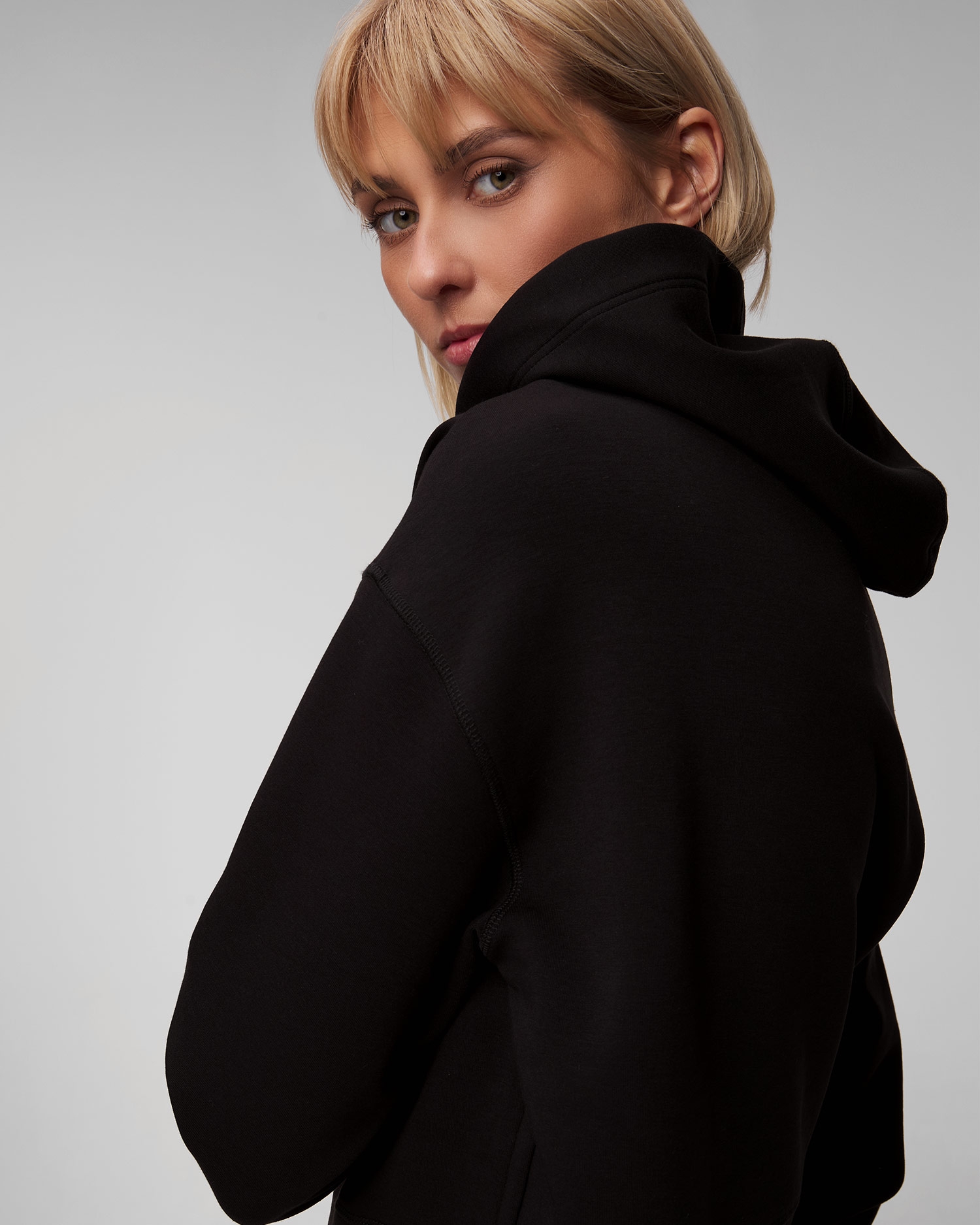 Černá krátká dámská mikina s kapucou Lacoste SF0281