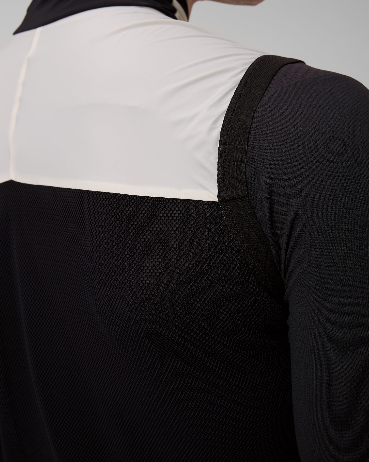 Šedá pánská cyklistická vesta Assos Mille Gt Wind Vest C2