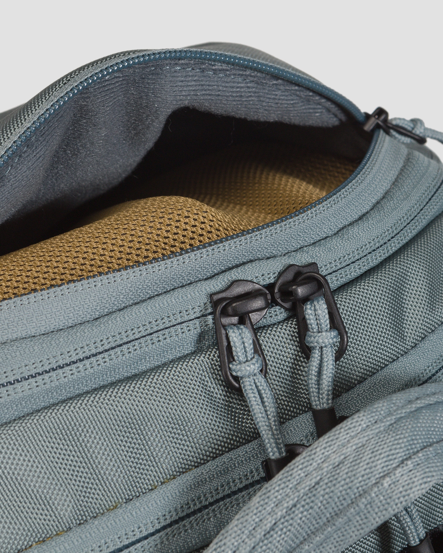 Šedý batoh Thule Chasm Laptop Backpack 26L