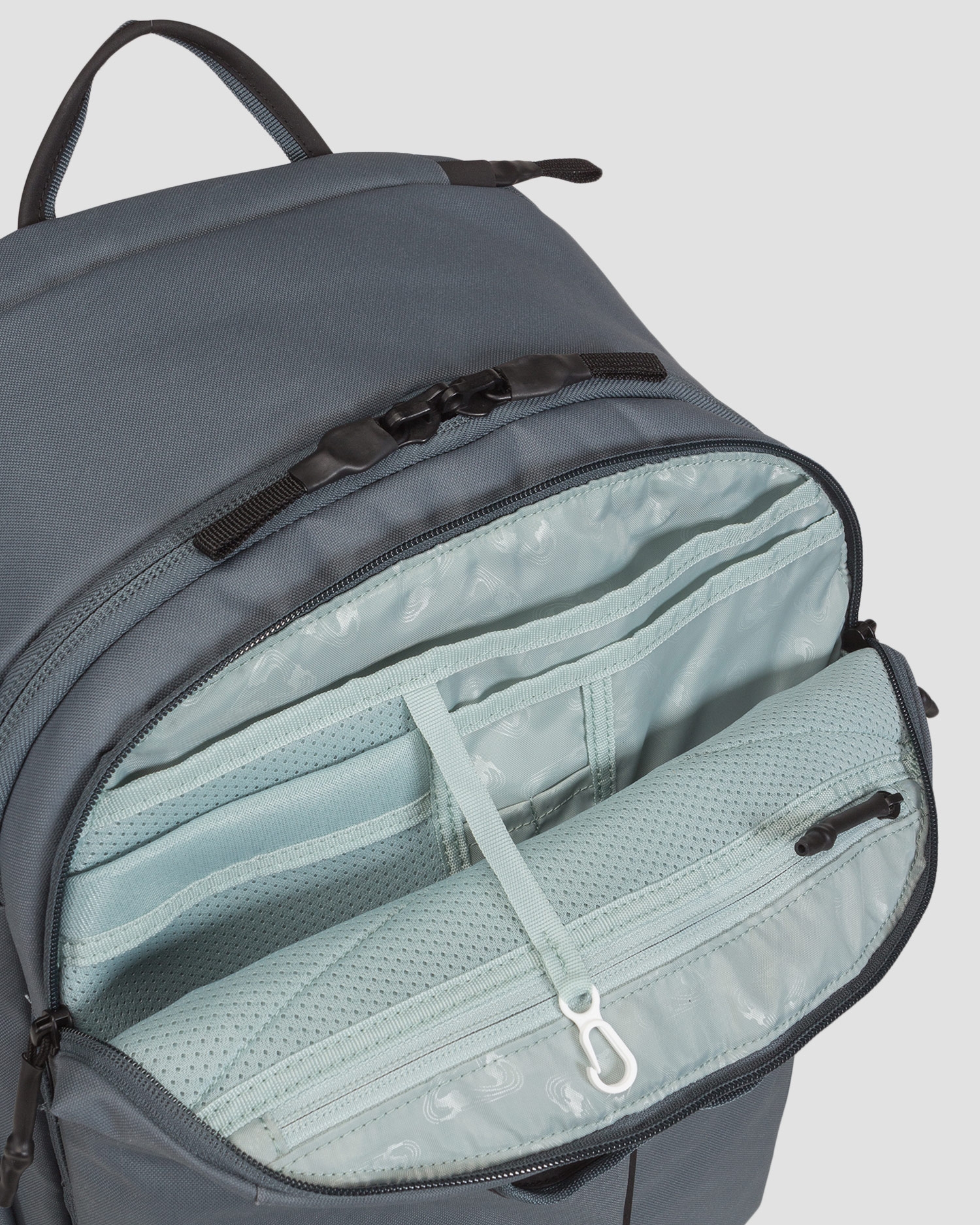 Šedý batoh Thule Aion Travel Backpack 40L