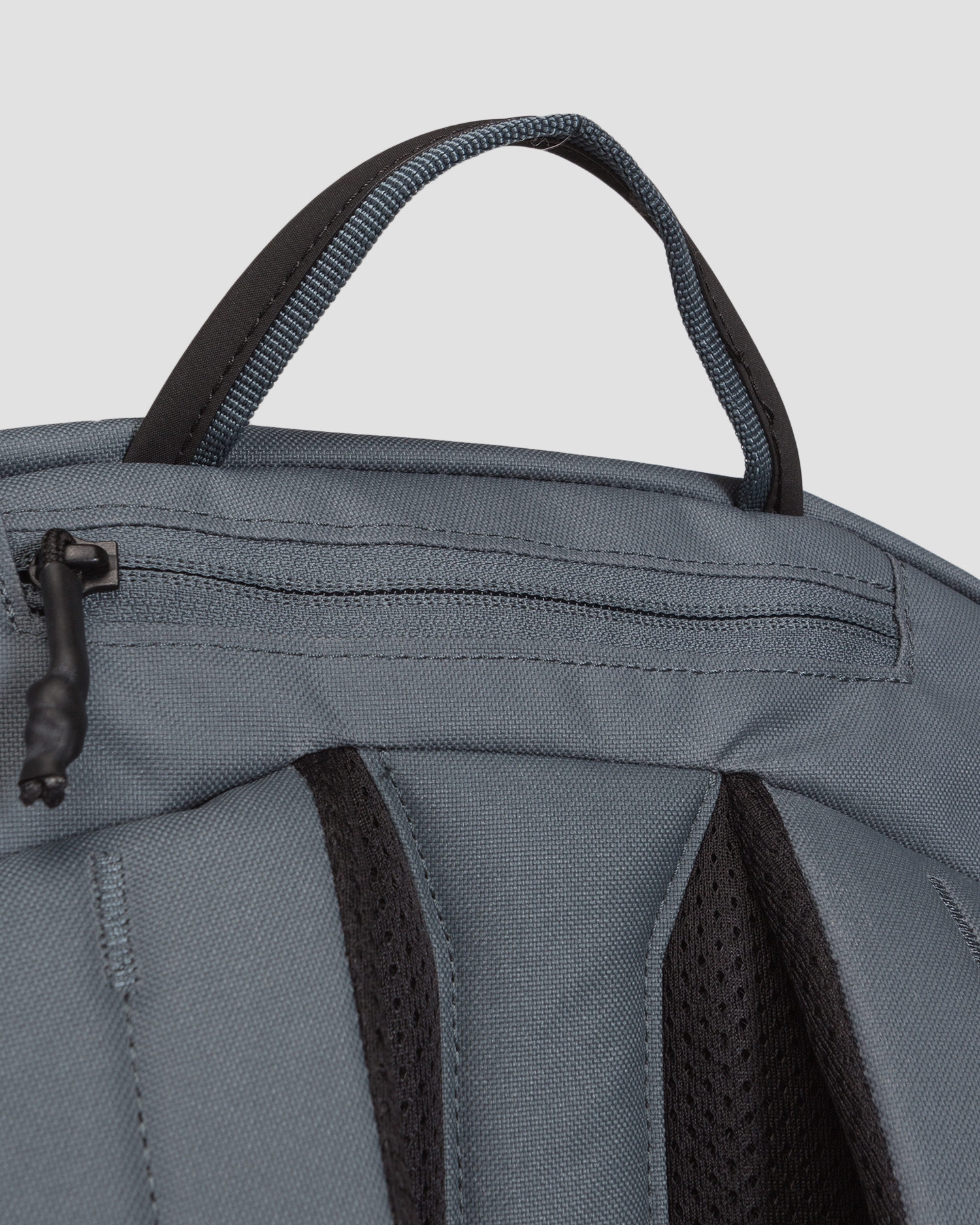 Šedý batoh Thule Aion Travel Backpack 40L