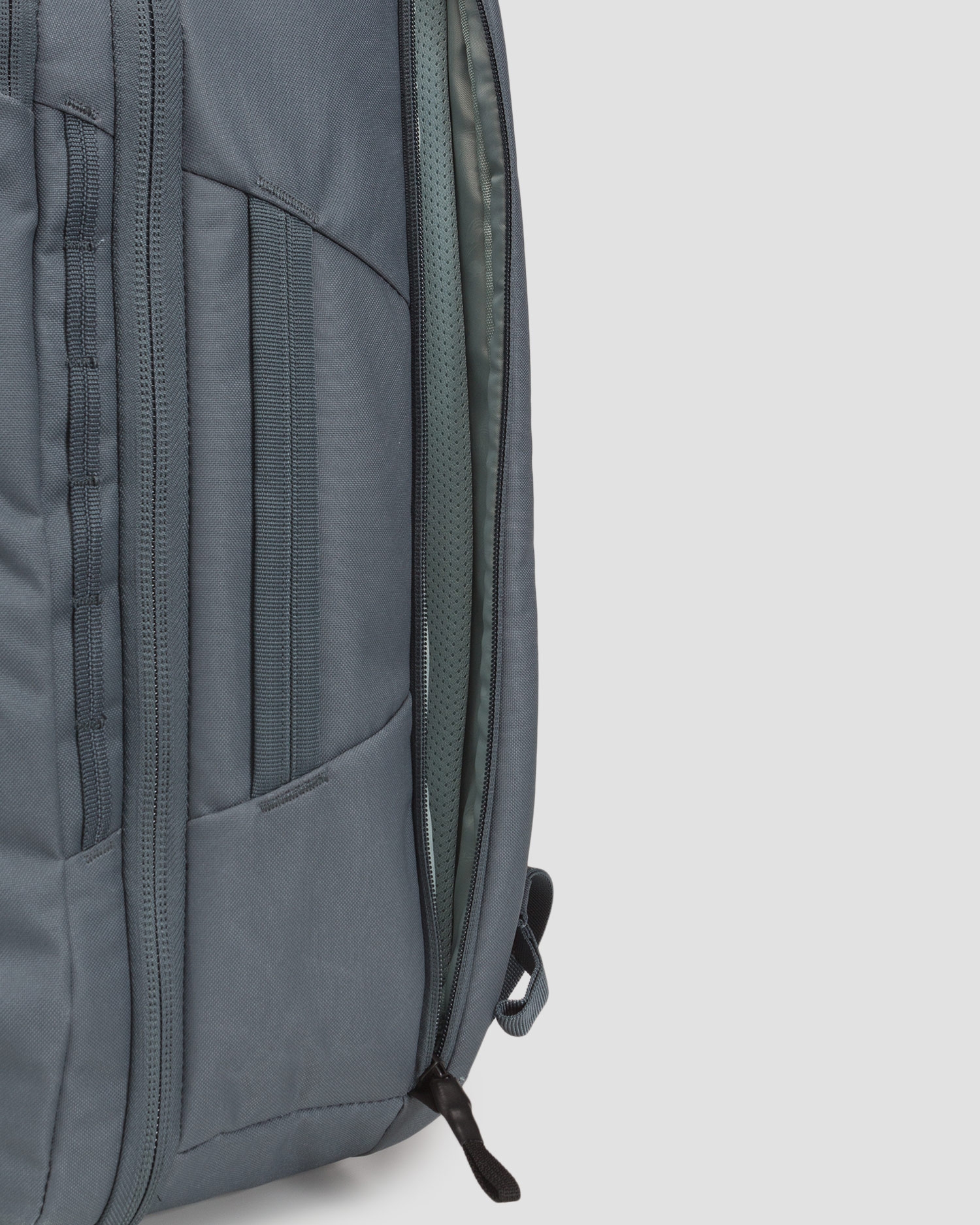 Šedý batoh Thule Aion Travel Backpack 40L