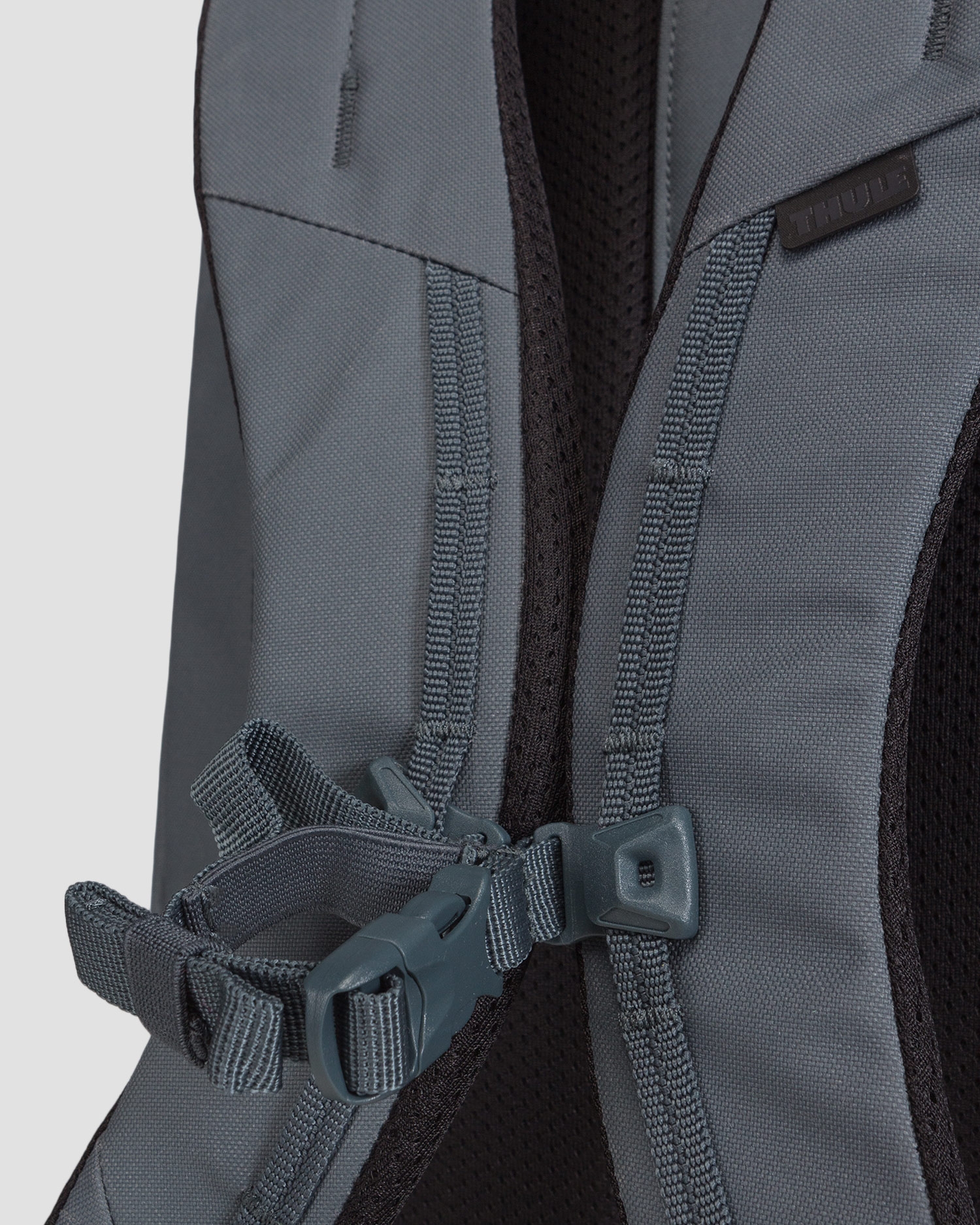 Šedý batoh Thule Aion Travel Backpack 40L