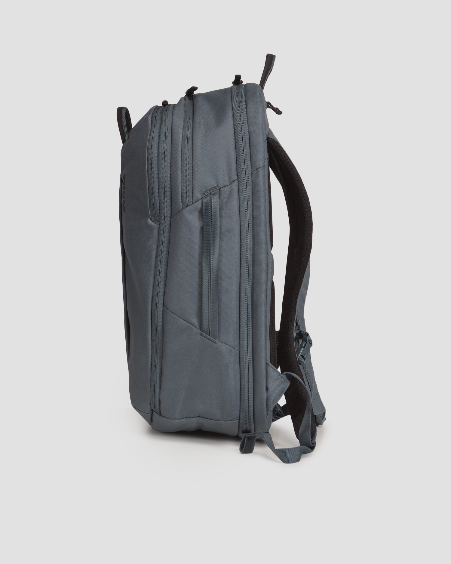 Šedý batoh Thule Aion Travel Backpack 28L
