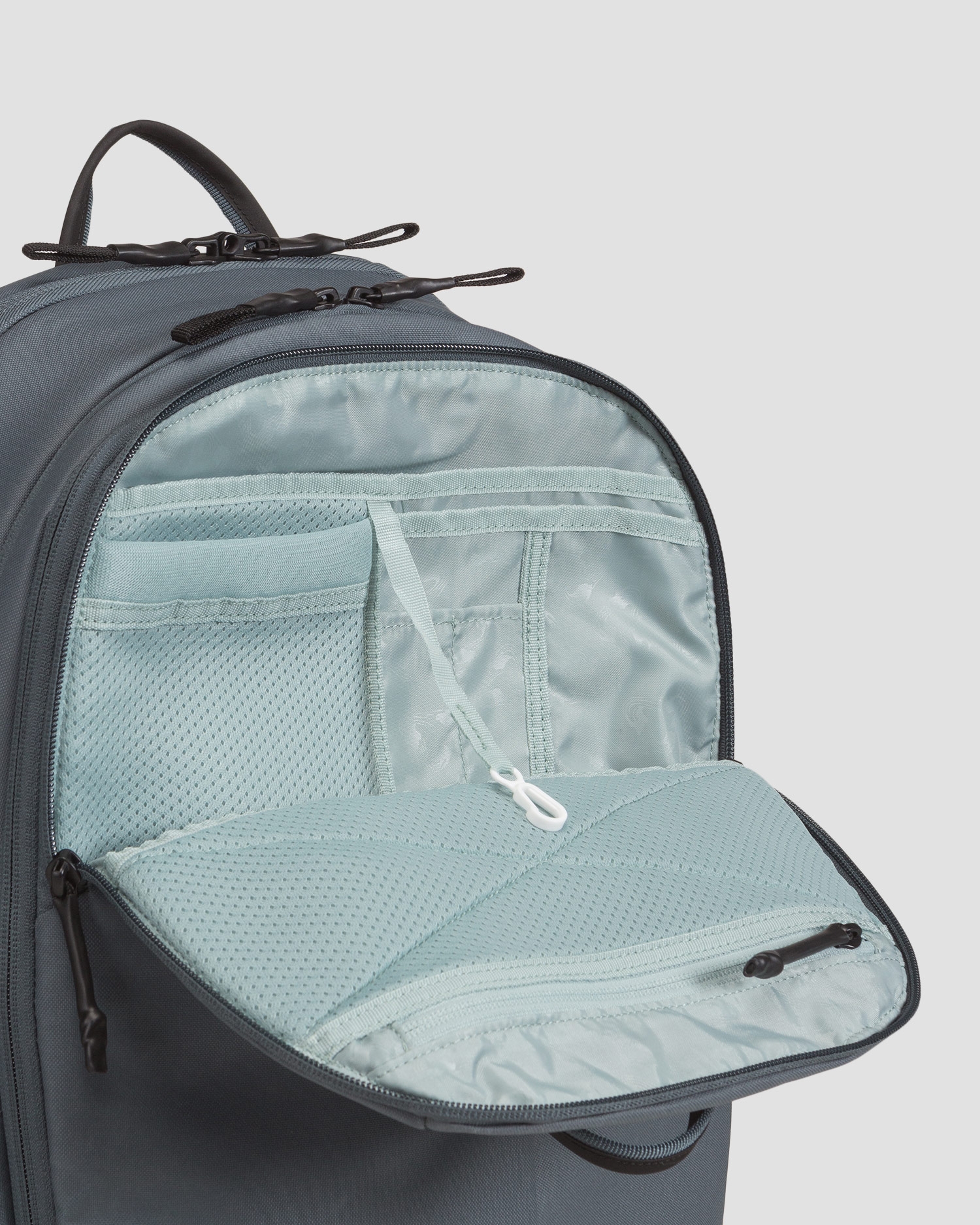 Šedý batoh Thule Aion Travel Backpack 28L