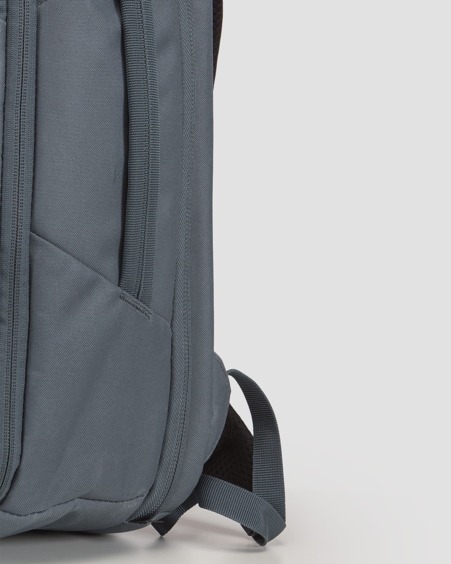 Šedý batoh Thule Aion Travel Backpack 28L