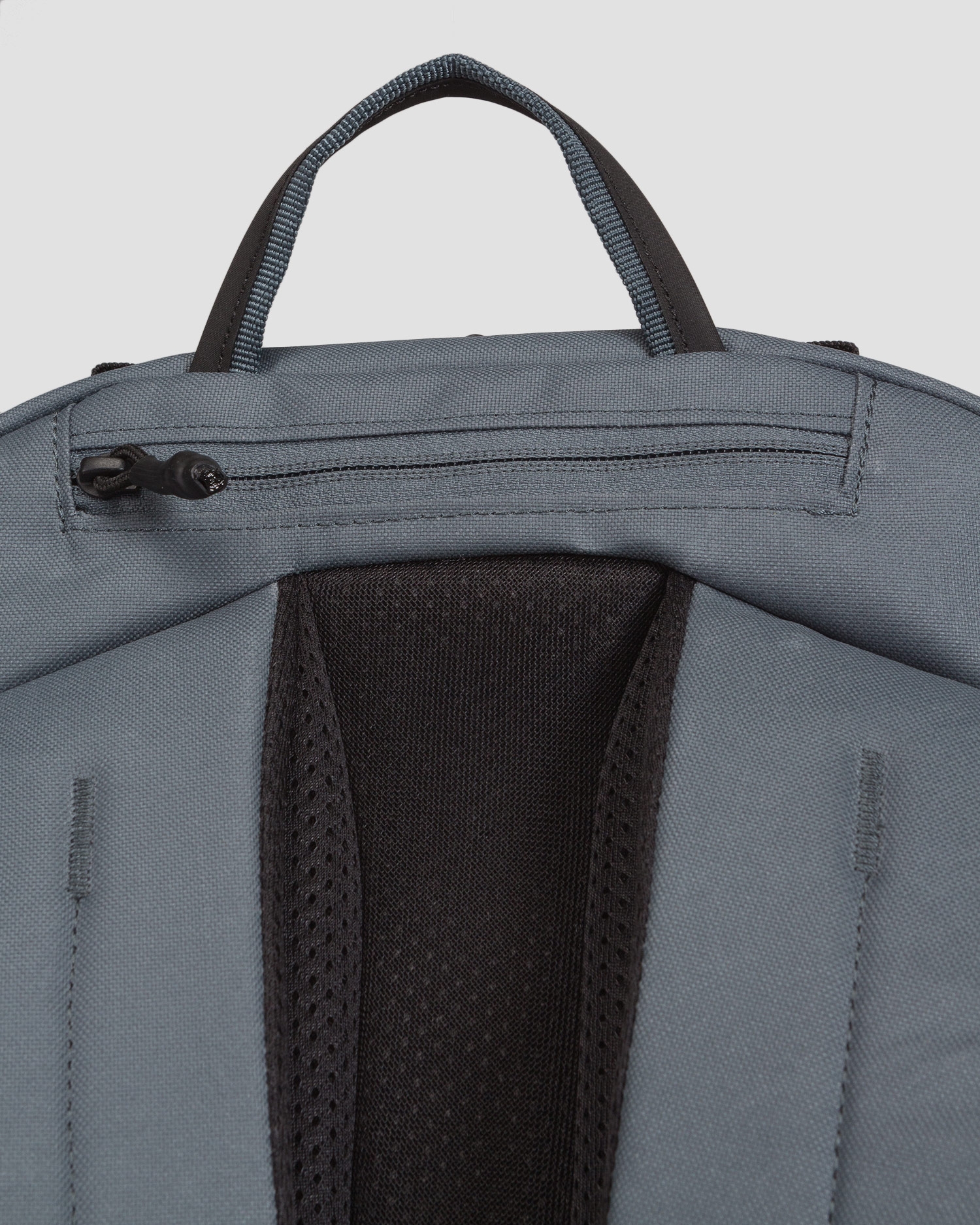 Šedý batoh Thule Aion Travel Backpack 28L