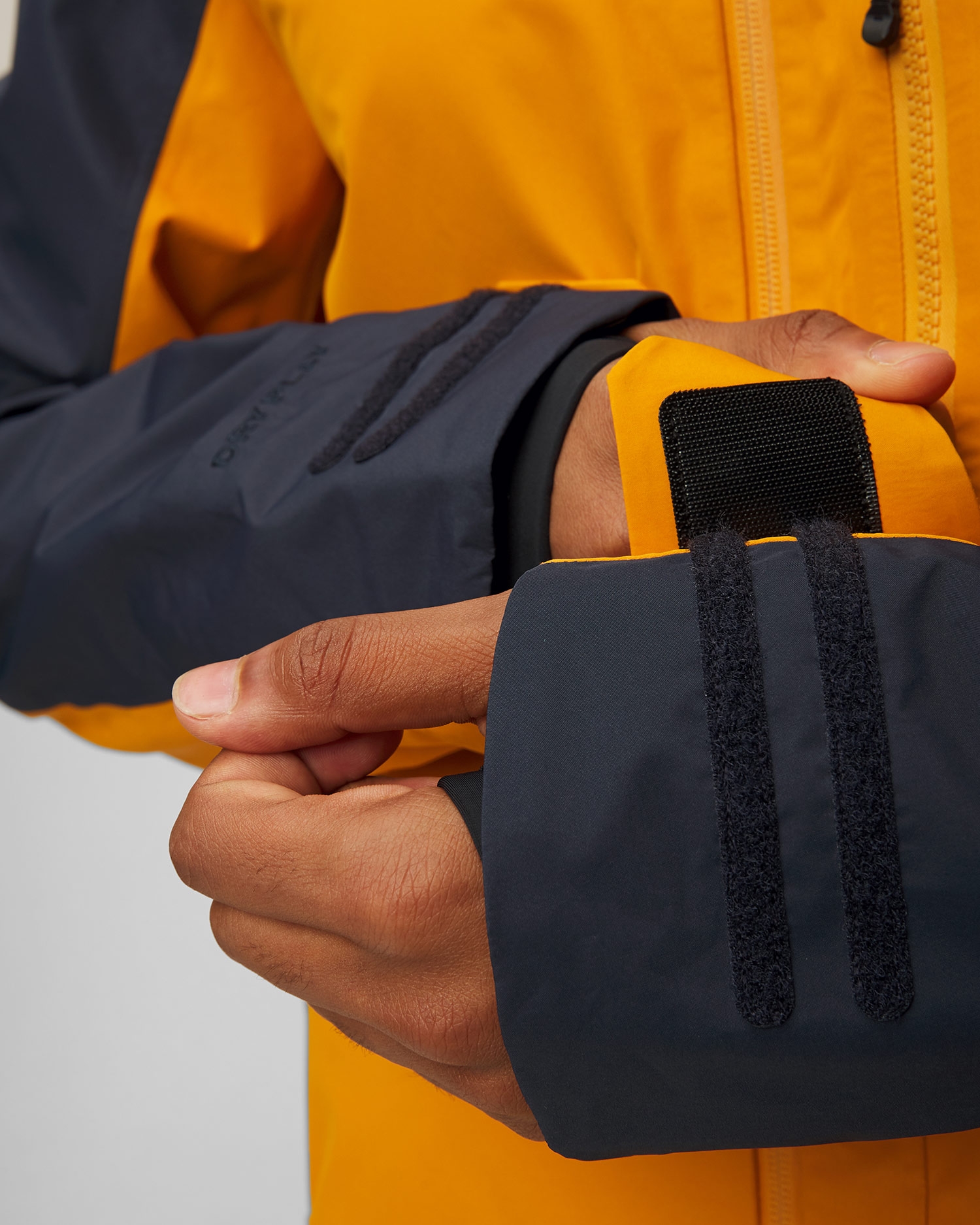 Pánská hardshellová zimní lyžařská bunda Picture Organic Clothing Broader 3L 20/20 v Tmavě Modrém a Oranžovém Barevném Odstínu