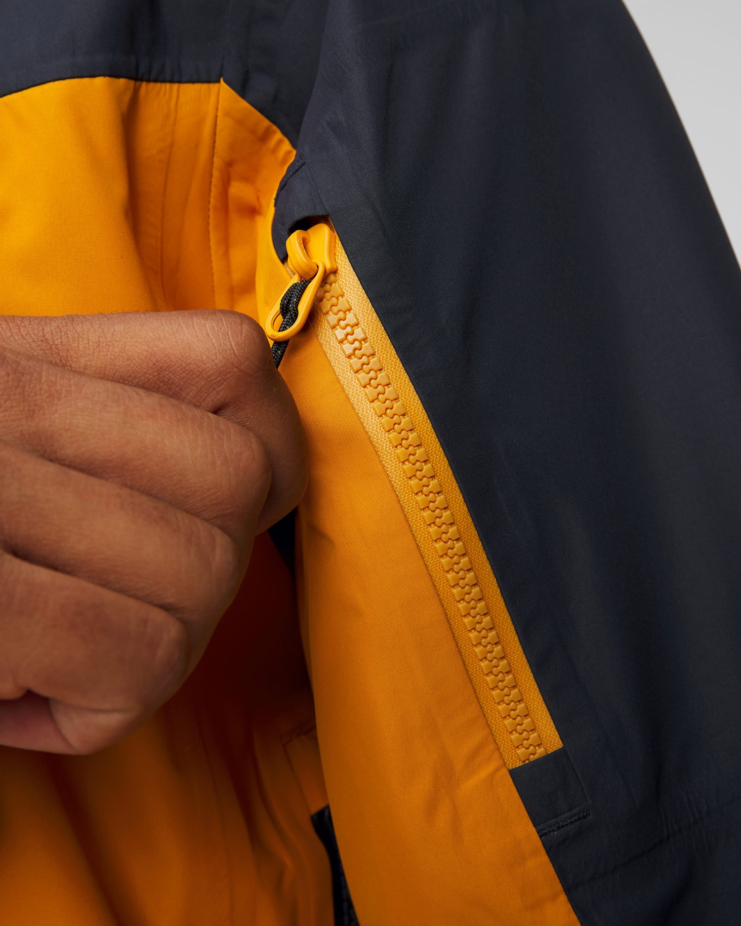 Pánská hardshellová zimní lyžařská bunda Picture Organic Clothing Broader 3L 20/20 v Tmavě Modrém a Oranžovém Barevném Odstínu