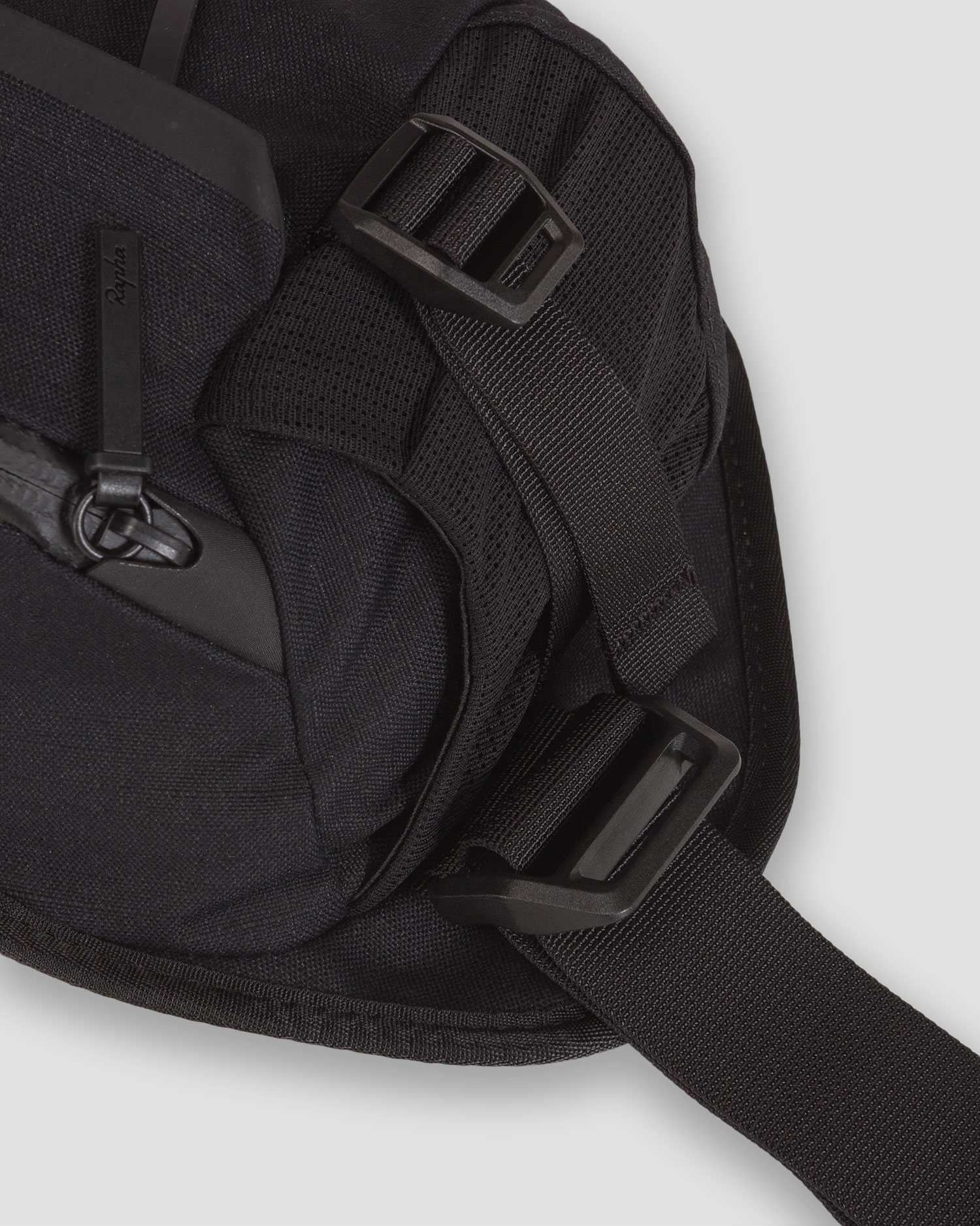 Černá cyklistická ledvinka Rapha Trail